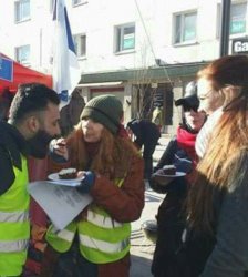 Matulle-syötetään-kakkua-Oulun-Rotuaarilla.jpg