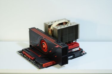 Maximus VII Formula ja Radeon HD 6990.jpg