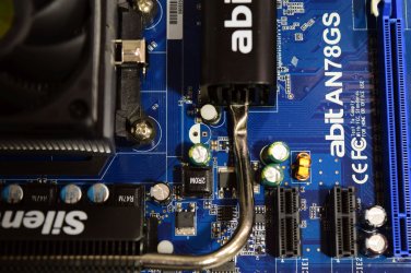 Abit AN78GS kondensaattori irroitettu.jpg Abit AN78GS kondensaattori irroitettu.jpg