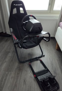 playseat.jpg playseat.jpg