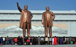 norcoreanos-presentar-sus-respetos-a-gigantescas-estatuas-de-kim-il-sung-y-kim-jong-il.jpg
