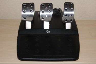 Logitech G923 TRUEFORCE Racing Wheel -polkimet edestä.JPG