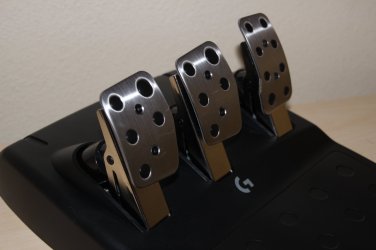 Logitech G923 TRUEFORCE Racing Wheel -polkimet lähikuva.JPG