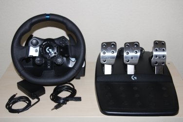 Logitech G923 TRUEFORCE Racing Wheel -rattiohjain ja polkimet.JPG