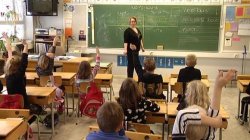 Miemalan koulu alakoulu opetus opettaja liitutaulu oppilaat viittaaminen pulpetti luokka.jpg