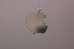 apple-iphone-se-logo-001-27042016.jpg